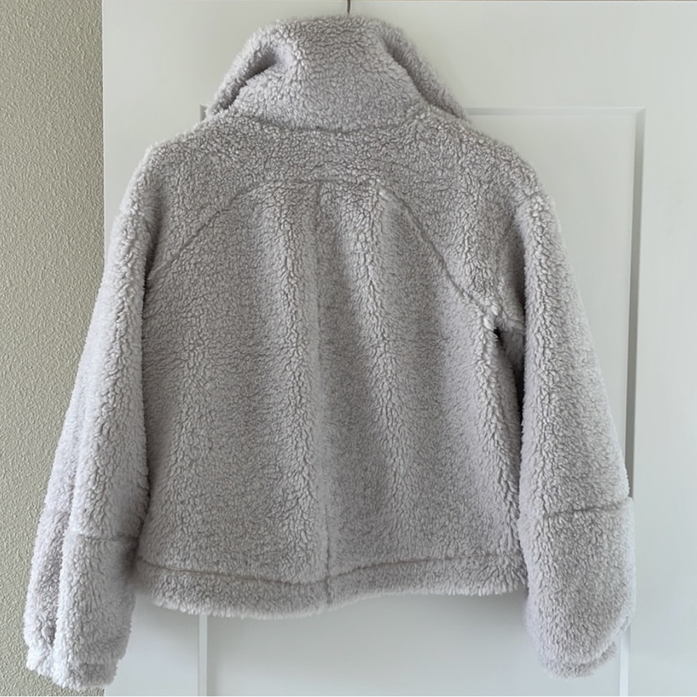 Like new! Lululemon Sherpa jacket size 2 - Picture 3 of 3